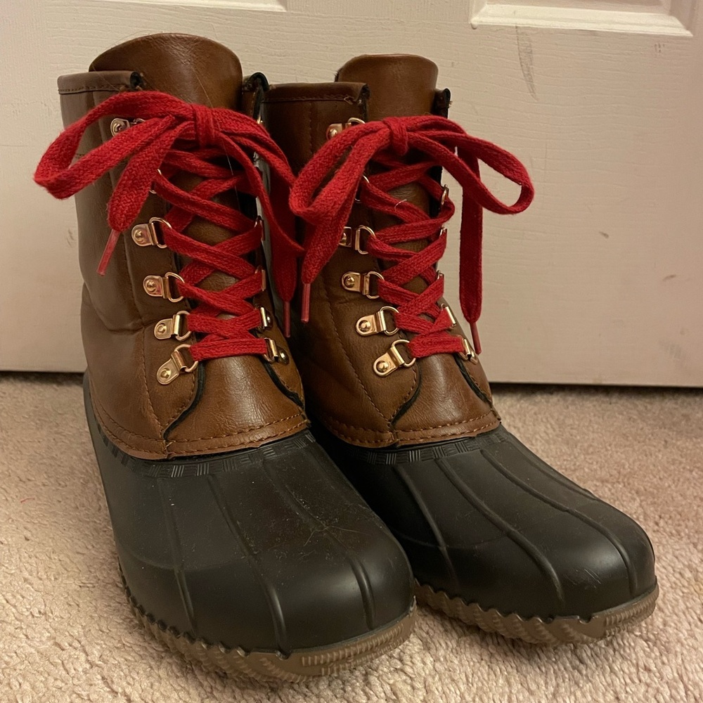 Women’s rain boots size 9